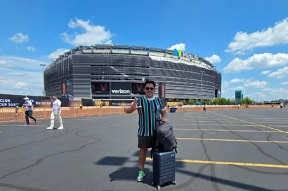 Do aeroporto para o Metlife: torcedores do Flu encaram "maratona aérea" para ver jogo contra o Chelsea. Thiago Rossi<!-- NICAID(16075733) -->