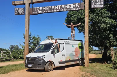 Dentistas fecham consultório, saem para viajar em motorhome e distribuem escovas de dente pelo caminho<!-- NICAID(16125845) -->