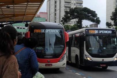 CAXIAS DO SUL, RS, BRASIL, 19/11/2021 - Com a Visate operou com 50% da frota, pontos de ônibus ficaram cheios em vários momentos durante o dia. (Marcelo Casagrande/Agência RBS)<!-- NICAID(14945884) -->