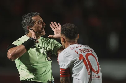 JHONY PINHO / AGIF - AGÊNCIA DE FOTOGRAFIA/ESTADÃO CONTEÚDO BRASILEIRO A 2025, VITORIA X INTERNACIONALBA - BRASILEIRO A 2025, VITORIA X INTERNACIONAL - ESPORTES - BA - SALVADOR - 05/11/2025 - BRASILEIRO A 2025, VITORIA X INTERNACIONAL - O árbitro Felipe Fernandes de Lima durante partida entre Vitoria e Internacional no estádio Barradão pelo campeonato Brasileiro A 2025. 05/11/2025 - Foto: JHONY PINHO/AGIF - AGÊNCIA DE FOTOGRAFIA/AGIF - AGÊNCIA DE FOTOGRAFIA/ESTADÃO CONTEÚDOEditoria: ESPORTESLocal: SALVADORIndexador: JHONY PINHOFotógrafo: AGIF - AGÊNCIA DE FOTOGRAFIA<!-- NICAID(16161726) -->