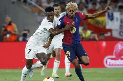 Real Madrid's Brazilian forward #07 Vinicius Junior and Barcelona's Spanish forward #19 Lamine Yamal fight for the ball during their Spanish Cup, Copa del Rey (King's Cup) final football match between FC Barcelona and Real Madrid CF at La Cartuja stadium in Seville on April 26, 2025. (Photo by Pierre-Philippe MARCOU / AFP)<!-- NICAID(16032187) -->