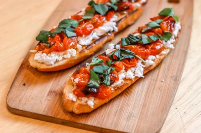 happy hour, tabua, destemperados, vinho, caponata, batata, homus, azeitona empanada, bruschetta, queijo folhado<!-- NICAID(15510118) -->