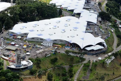 CAXIAS DO SUL, RS, BRASIL, 23/02/2014. Sobrevoo na cidade de Caxias do Sul. Na foto, os pavilhões da Festa Nacional da Uva, abertos no primeiro domingo da festa. (Diogo Sallaberry/Pioneiro)Indexador: Diogo Sallaberry