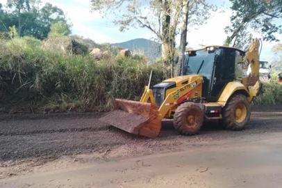 Limpeza da pista da ERS-452, em Vale Real, continua neste sábado e domingo (24 e 25/6).<!-- NICAID(15465404) -->