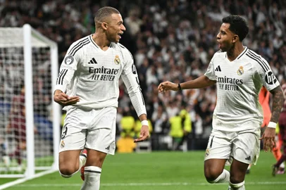 Mbappe e Rodrygo comemoram gol no jogo entre Real Madrid e Manchester City.