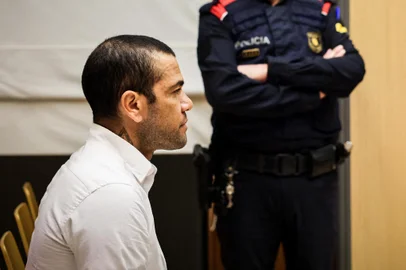 Brazilian footballer Dani Alves looks on at the start of his trial at the High Court of Justice of Catalonia in Barcelona, on February 5, 2024. Brazilian footballer Dani Alves, a former star at Barca and PSG, goes on trial in Barcelona accused of raping a woman in a local nightclub. Prosecutors are asking for a nine-year prison sentence, followed by 10 years of conditional liberty. They are also asking he pay 150,000 euros ($162,000) in compensation to the woman. (Photo by Jordi BORRAS / POOL / AFP)Editoria: SPOLocal: BarcelonaIndexador: JORDI BORRASSecao: soccerFonte: POOLFotógrafo: STR<!-- NICAID(15669826) -->