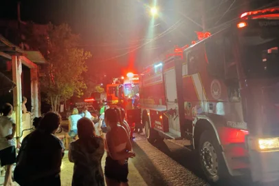 21/01/2025 Um incêndio consumiu duas cadas na Ilha da Pintada <!-- NICAID(15957875) -->