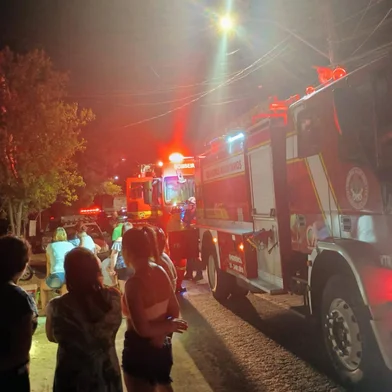 21/01/2025 Um incêndio consumiu duas cadas na Ilha da Pintada <!-- NICAID(15957875) -->