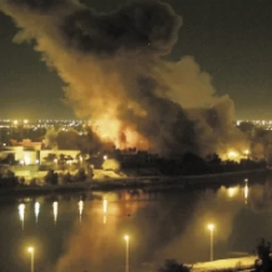 Bombardeios aéreos em 20 de março de 2003 antecederam a invasão terrestre que derrubou Bagdá em 9 de abril, dando início à longa ocupação americana