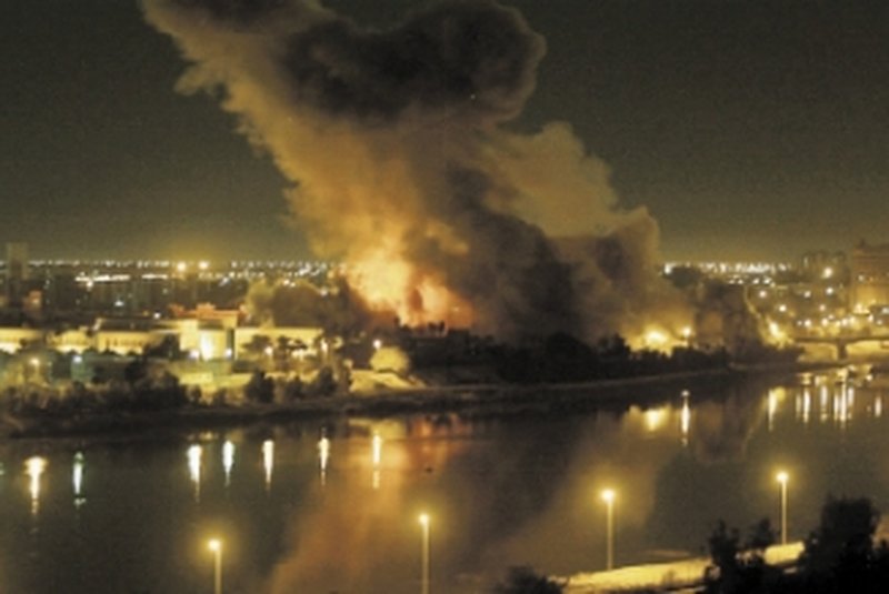 Bombardeios aéreos em 20 de março de 2003 antecederam a invasão terrestre que derrubou Bagdá em 9 de abril, dando início à longa ocupação americana