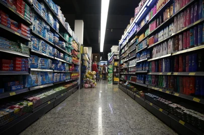 PORTO ALEGRE, RS, BRASIL - 06.04.2020 - Preços de produtos básicos no Supermercado Pezzi. (Foto: Jefferson Botega/Agencia RBS)<!-- NICAID(14470622) -->