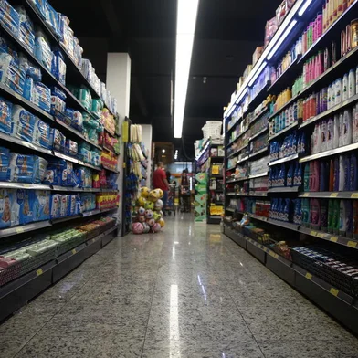 PORTO ALEGRE, RS, BRASIL - 06.04.2020 - Preços de produtos básicos no Supermercado Pezzi. (Foto: Jefferson Botega/Agencia RBS)<!-- NICAID(14470622) -->