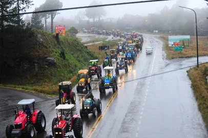CAXIAS DO SUL, RS, BRASIL, 07/09/2021. Apoiadores do presidente Jair Bolsonaro realizam ato em defesa do governo. Tratores, caminhões e carros fazem carreata da Rota do Sol até o centro de Caxias do Sul. Na foto, Tratoraço, chega no entroncamento da ERS-453 (Rota do Sol) com a BR-116. (Porthus Junior/Agência RBS)<!-- NICAID(14883412) -->