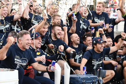 Red Bull Racing's Dutch driver Max Verstappen (front 2nd L), Red Bull Racing team principal Christian Horner (front L), Red Bull Racing's Mexican driver Sergio Perez (front R) and team members celebrate winning the Formula One constructors' championship after the Formula One Japanese Grand Prix at the Suzuka circuit, Mie prefecture on September 24, 2023. (Photo by Toshifumi KITAMURA / AFP)Editoria: SPOLocal: SuzukaIndexador: TOSHIFUMI KITAMURASecao: motor racingFonte: AFPFotógrafo: STR<!-- NICAID(15549581) -->