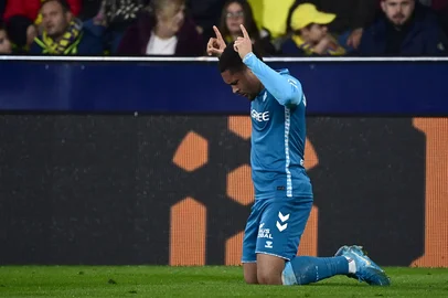 Real Betis' Brazilian forward #08 Vitor Hugo Roque Ferreira celebrates scoring his team's first goal during the Spanish league football match between Villarreal CF and Real Betis at La Ceramica stadium in Vila-real on December 15, 2024. (Photo by JOSE JORDAN / AFP)Editoria: SPOLocal: Vila-realIndexador: JOSE JORDANSecao: soccerFonte: AFPFotógrafo: STR<!-- NICAID(15982850) -->