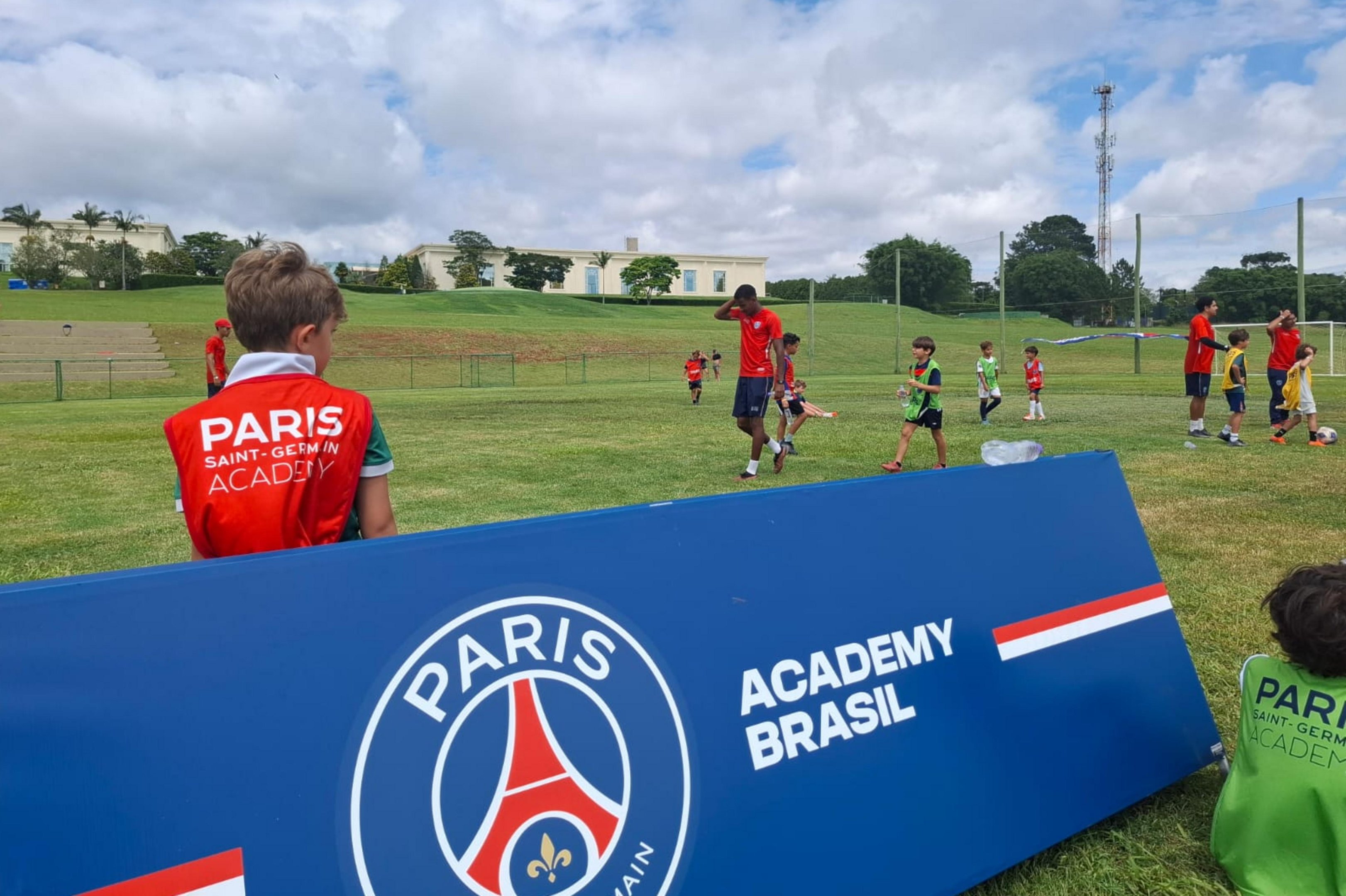Resort oferece estadias com aulas de futebol da PSG Academy: "&Eacute; um programa bem fam&iacute;lia"