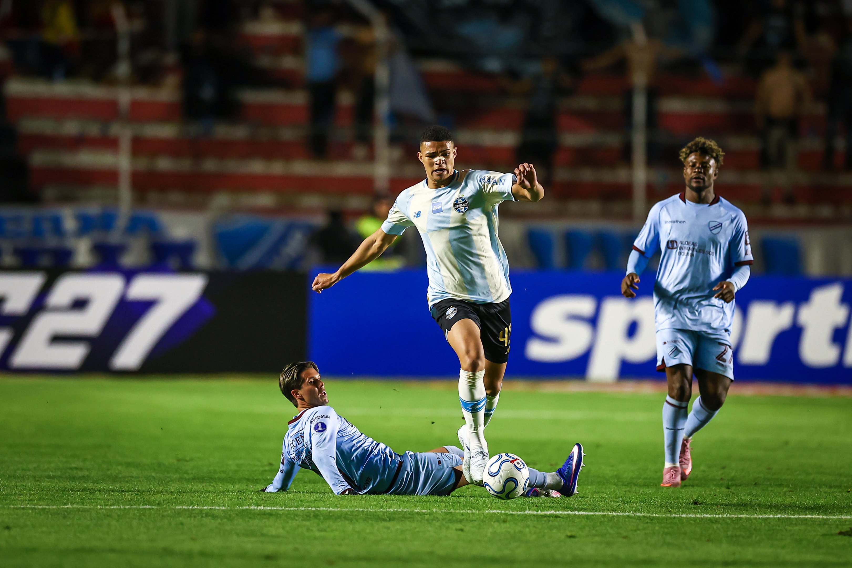 Conmebol abre três expedientes disciplinares contra o Grêmio por atrasos na altitude