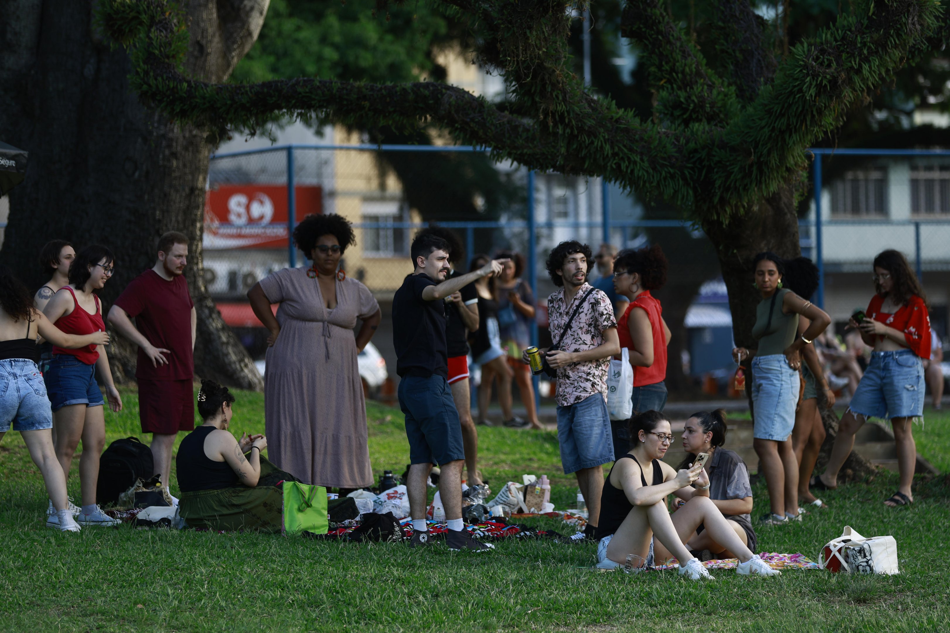 Mesmo com calor intenso, festa de rua movimenta o Centro Hist&oacute;rico de Porto Alegre