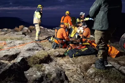 O Corpo de Bombeiros localizou a criança de 11 anos que caiu no cânion Fortaleza, em Cambará do Sul nesta quinta-feira (10). Não há informação sobre o estado de saúde da menina. Ela foi localizada a 70 metros da borda.Serão utilizadas técnicas de rapel para o resgate da criança<!-- NICAID(16078173) -->