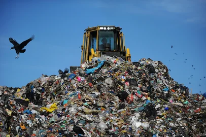 Bruno Todeschini / Agencia RBS CAXIAS DO SUL, RS, BRASIL, 19/05/2023. Série de matérias "para onde vai o lixo": Com sistema defasado, Caxias debate alternativas para o futuro da coleta de resíduos. A reportagem foi até o Aterro Sanitário Rincão das Flores, no Apanhador para ver como é feito o processamento dos resíduos da cidade. (Bruno Todeschini/Agência RBS)Indexador: BTK<!-- NICAID(15437169) -->