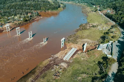 SANTA TEREZA, RS, BRASIL, 30/07/2026. Cheia do Rio das Antas obrigou paradas no trabalho que fizeram o cronograma se estender. Rodovia que liga o distrito de Faria Lemos ao município de Santa Tereza tem diversos pontos de estreitamento de pista para serviços de contenção. (Neimar De Cesero/Agência RBS)<!-- NICAID(16338101) -->