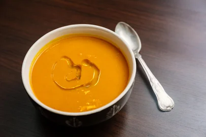 PORTO ALEGRE, RS, BRASIL, 25/05/2017 : Destemperados - Receitas para começar o inverno com o pé direito: risoto de abóbora e charque, polenta mole com molho vermelho de moela, filé wellington, sopa de moranga com gengibre e curry, nhoque de aipim com ragu de linguiça e suflê de chocolate  (Omar Freitas/Agência RBS)Indexador: Omar Freitas<!-- NICAID(12990626) -->