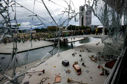 Uma janela quebrada mostrada de dentro do Palácio Presidencial. Os manifestantes invadiram a Praça dos Três Poderes, sede dos três principais poderes constitucionais do Brasil. Eles quebraram janelas, danificaram móveis, vandalizaram exteriores e saquearam empresas. Brasília, Brasil, 8 de janeiro de 2023. Foto: Gabriela Biló  / World Press Photo Contest 2024 / Divulgação<!-- NICAID(15726611) -->