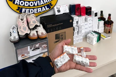 Na tarde deste domingo (30), a Polícia Rodoviária Federal (PRF) apreendeu medicamentos de origem estrangeira e diversas mercadorias sem comprovação de regular importação durante fiscalização na BR-470, em Bento Gonçalves.<!-- NICAID(16355812) -->