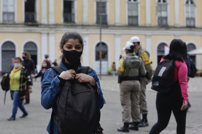 Suelen Weber, 36 anos, passou a usar a mochila na frente do corpo e a adotar uma conduta preventiva