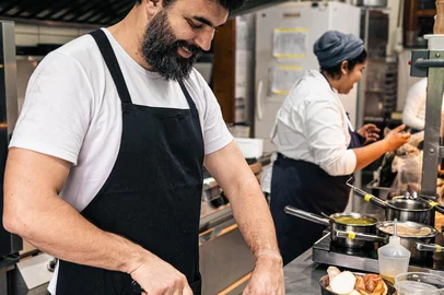 Valle Rustico, no Vale dos Vinhedos, em 2023 em destaque nos rankings gastronômicos do paísDesde 2009, quando abriu as portas, o Valle Rustico se propõe a ser um restaurante que vislumbra oferecer experiências gastronômicas sempre apresentando suas pesquisas de ingredientes e técnica aos comensais. Não é apenas uma refeição, é arte e cultura apresentadas a cada etapa do Menu Natureza, que se divide em oito etapas (com oscilações conforme a criatividade da cozinha).Seu idealizador, o chef, agricultor e pesquisador Rodrigo Bellora, anualmente se destaca no Sul do Brasil com trabalho autoral reconhecido. Em 2023, atingindo a maturidade no Valle Rustico e com outros quatro restaurantes no portfólio (além de outros seis em consultoria), Bellora trouxe à Serra Gaúcha o merecido destaque na gastronomia brasileira.O Valle Rustico ficou na 17º posição em 2023 no ranking da Exame Casual que elenca anualmente os 100 melhores restaurantes do Brasil. Se destaca entre o seleto grupo dos 20 melhores (dentre estes, poucos fora da região sudeste).FOTO: chef, agricultor e pesquisador Rodrigo Bellora<!-- NICAID(15657301) -->
