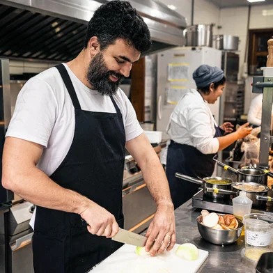 Valle Rustico, no Vale dos Vinhedos, em 2023 em destaque nos rankings gastronômicos do paísDesde 2009, quando abriu as portas, o Valle Rustico se propõe a ser um restaurante que vislumbra oferecer experiências gastronômicas sempre apresentando suas pesquisas de ingredientes e técnica aos comensais. Não é apenas uma refeição, é arte e cultura apresentadas a cada etapa do Menu Natureza, que se divide em oito etapas (com oscilações conforme a criatividade da cozinha).Seu idealizador, o chef, agricultor e pesquisador Rodrigo Bellora, anualmente se destaca no Sul do Brasil com trabalho autoral reconhecido. Em 2023, atingindo a maturidade no Valle Rustico e com outros quatro restaurantes no portfólio (além de outros seis em consultoria), Bellora trouxe à Serra Gaúcha o merecido destaque na gastronomia brasileira.O Valle Rustico ficou na 17º posição em 2023 no ranking da Exame Casual que elenca anualmente os 100 melhores restaurantes do Brasil. Se destaca entre o seleto grupo dos 20 melhores (dentre estes, poucos fora da região sudeste).FOTO: chef, agricultor e pesquisador Rodrigo Bellora<!-- NICAID(15657301) -->