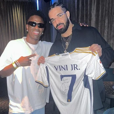 O jgoador de futebol brasileiro Vini Jr. tirou foto ao lado de Drake e autografou uma camisa do Real Madrid para o rapper. O encontro ocorreu em 18 de julho de 2023 em Nova York, nos Estados Unidos.<!-- NICAID(15487398) -->
