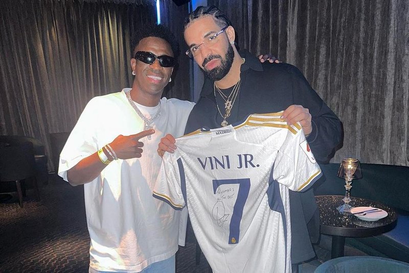 O jgoador de futebol brasileiro Vini Jr. tirou foto ao lado de Drake e autografou uma camisa do Real Madrid para o rapper. O encontro ocorreu em 18 de julho de 2023 em Nova York, nos Estados Unidos.<!-- NICAID(15487398) -->
