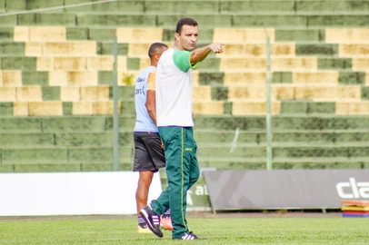 Técnico Junior Rocha na preparação do Ypiranga para o Gauchão de 2021<!-- NICAID(14720420) -->