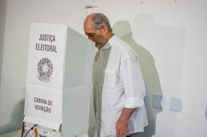 Ciro Gomes vota em FortalezaCE - ELEIÇÕES 2022/2º TURNO/CE/CIRO GOMES - POLÍTICA - O candidato derrotado à presidência da   República, Ciro Gomes(PDT), votou na   manhã deste domingo, 30 de outubro de   2022, na sede da Secretaria da Saúde do   Estado do Ceará, na Praia de Iracema,   em Fortaleza, no segundo turno das   eleições presidenciais.    30/10/2022 - Foto: VANDERLENE TERTO/ONZEX PRESS E IMAGENS/ESTADÃO CONTEÚDOEditoria: POLÍTICALocal: FORTALEZAIndexador: VANDERLENE TERTOFonte: Onzex Press e ImagensFotógrafo: ONZEX PRESS E IMAGENS<!-- NICAID(15250125) -->