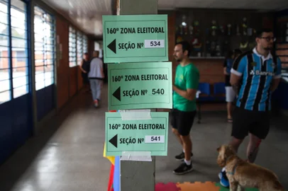 PORTO ALEGRE, RS, BRASIL - 06/10/2023 - Voto do Sebastião Melo na EEEF Paraíba - CIEP na zona sul. FOTO: DUDA FORTES, AGÊNCIA RBS<!-- NICAID(15883829) -->