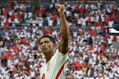 England's midfielder #10 Jude Bellingham celebrates after scoring his team's second goal during the 2026 World Cup football tournament quarter-final match between Norway and England at Miami Stadium in Miami on July 11, 2026.  (Photo by ROBERTO SCHMIDT / AFP)Editoria: SPOLocal: MiamiIndexador: ROBERTO SCHMIDTSecao: soccerFonte: AFPFotógrafo: STR<!-- NICAID(16325753) -->