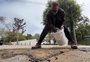 Arnold Schwarzenegger toma iniciativa e cobre buraco de rua em Los Angeles