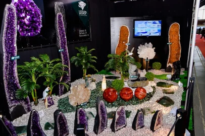Com a expectativa de superar o volume de negócios de 2022, começa nesta sexta-feira (28) a  21ª edição da Exposol. A feira é o maior evento de joias e pedras preciosas da América Latina e segue até 1º de maio no Parque de Eventos Centenário Rui Ortiz em Soledade, no norte do Estado.<!-- NICAID(15413577) -->