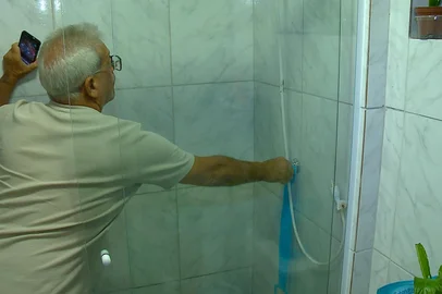 Jeferson Kickhöfel / RBS TV Quedas de luz ao ligar o chuveiro afetam moradores de condomínios no Bairro São Gonçalo, em Pelotas<!-- NICAID(16243646) -->