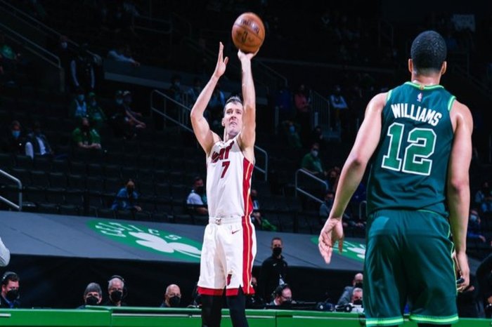 Resumo da NBA: Bucks derrotam Suns e garantem vaga nos playoffs