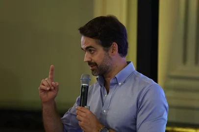 Porto Alegre, RS, Brasil — O governador Eduardo Leite fala no Palácio Piratini na manhã desta segunda-feira sobre investimentos do Estado, no mesmo dia em que Gilberto Kassab anunciou Ronaldo Caiado como pré-candidato do partido à Presidência da República.Indexador: jeff botega<!-- NICAID(16255068) -->