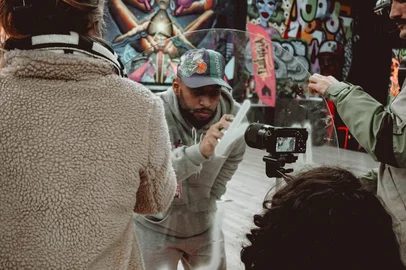 Agentes culturais participarão de residência em audiovisual, recebendo bolsa-auxílio mensal de R$ 800, entre abril e setembroSaiu a lista de selecionados do projeto Lentes Periféricas: Projetando a Cultura Local, que visa fortalecer o mercado audiovisual da Serra, oferecendo 10 vagas remuneradas para jovens de Caxias do Sul.A Fluência Casa Hip Hop divulgou quem são os 10 agentes culturais selecionados para o projeto. Segue a lista:Diulia da Silva Veleda, Diego Ribeiro Dias, Ketlin Pires Elesbao, Lian Gabriel Machado Ramos, Luiz Felipe Cidade dos Santos, Lúcia Eva de Oliveira Pezzi, Michael Machado, Piedro Augusto Corrêa, Stefani Araujo da Rosa,Taiane Cristine Vencato<!-- NICAID(16006749) -->