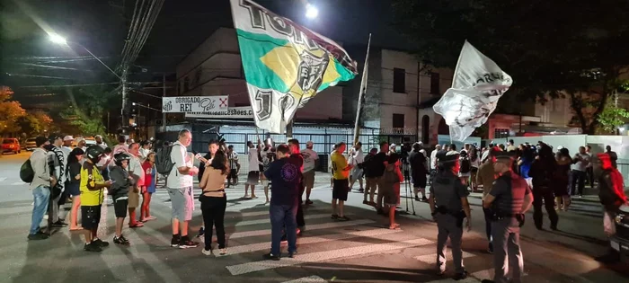 Saimon Bianchini / Corpo de Pelé chega a Vila Belmiro Saimon Bianchini / Corpo de Pelé chega a Vila Belmiro