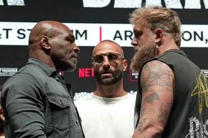 US boxer Mike Tyson (L) and US boxer-actor Jake Paul (R) face each other during a press conference ahead of their heavyweight bout at The Pavilion at Toyota Music Factory in Irving, Texas on November 13, 2024. (Photo by TIMOTHY A. CLARY / AFP)Editoria: SPOLocal: IrvingIndexador: TIMOTHY A. CLARYSecao: heavyweightFonte: AFPFotógrafo: STF<!-- NICAID(15913690) -->