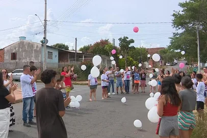 Família de pai e filha atropelados em Sapucaia faz protesto<!-- NICAID(16007449) -->