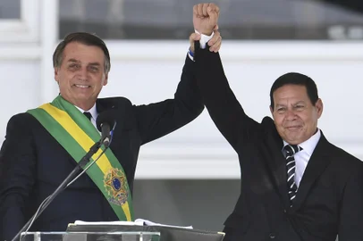 Brazil's new President Jair Bolsonaro (L), and Brazil's new Vice-President Hamilton Mourao wave to ers during their inauguration ceremony at Planalto Palace in Brasilia on January 1, 2019. - Bolsonaro takes office with promises to radically change the path taken by Latin America's biggest country by trashing decades of centre-left policies. (Photo by EVARISTO SA / AFP)Editoria: POLLocal: BrasíliaIndexador: EVARISTO SASecao: governmentFonte: AFPFotógrafo: STF<!-- NICAID(13897160) -->
