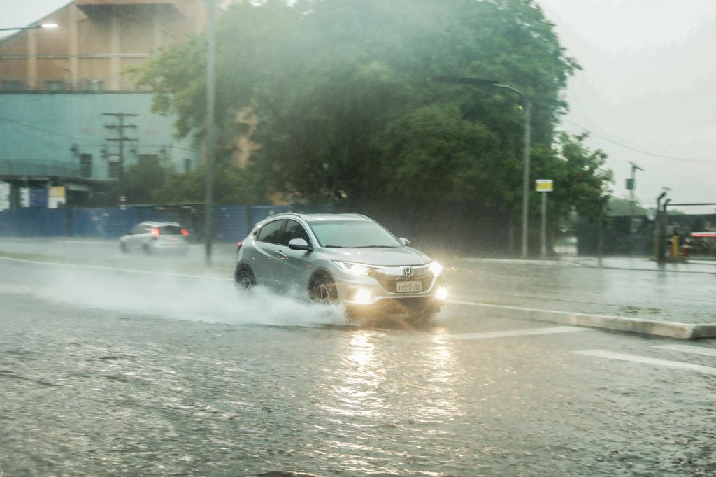 Chuva provoca estragos, afeta tr&acirc;nsito e derruba &aacute;rvores em Porto Alegre e regi&atilde;o