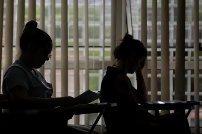 PORTO ALEGRE, RS, Brasil, 14-01-2023: Estudantes realizam exames de História, Língua Portuguesa, Literatura em Língua Portuguesa, Matemática e Redação no primeiro dia de provas do vestibular da Ufrgs 2023. Foto: Mateus Bruxel / Agência RBSIndexador: Mateus Bruxel<!-- NICAID(15321892) -->