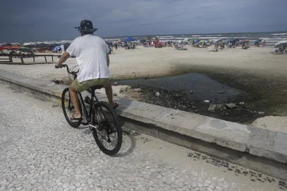CAPÃO DA CANOA, RS, BRASIL - 2025.01.27 - Reportagem mostra a situação do esgoto pluvial no litoral que são jogado em direção ao mar. Na foto: Capão da Canoa (Foto: André Ávila/ Agência RBS)Indexador: Andre Avila<!-- NICAID(15962691) -->